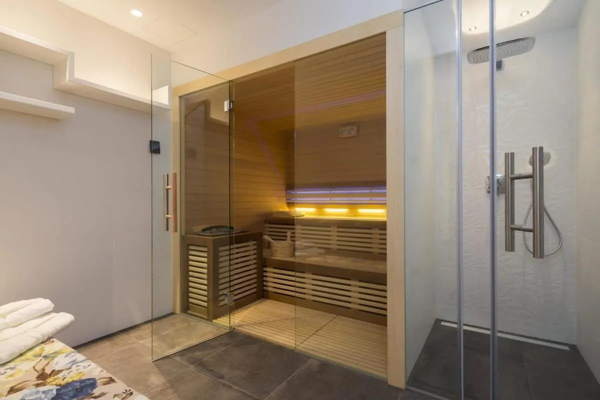 Magnificent Deluxe Villa With Jacuzzi And Steam Room Trogir