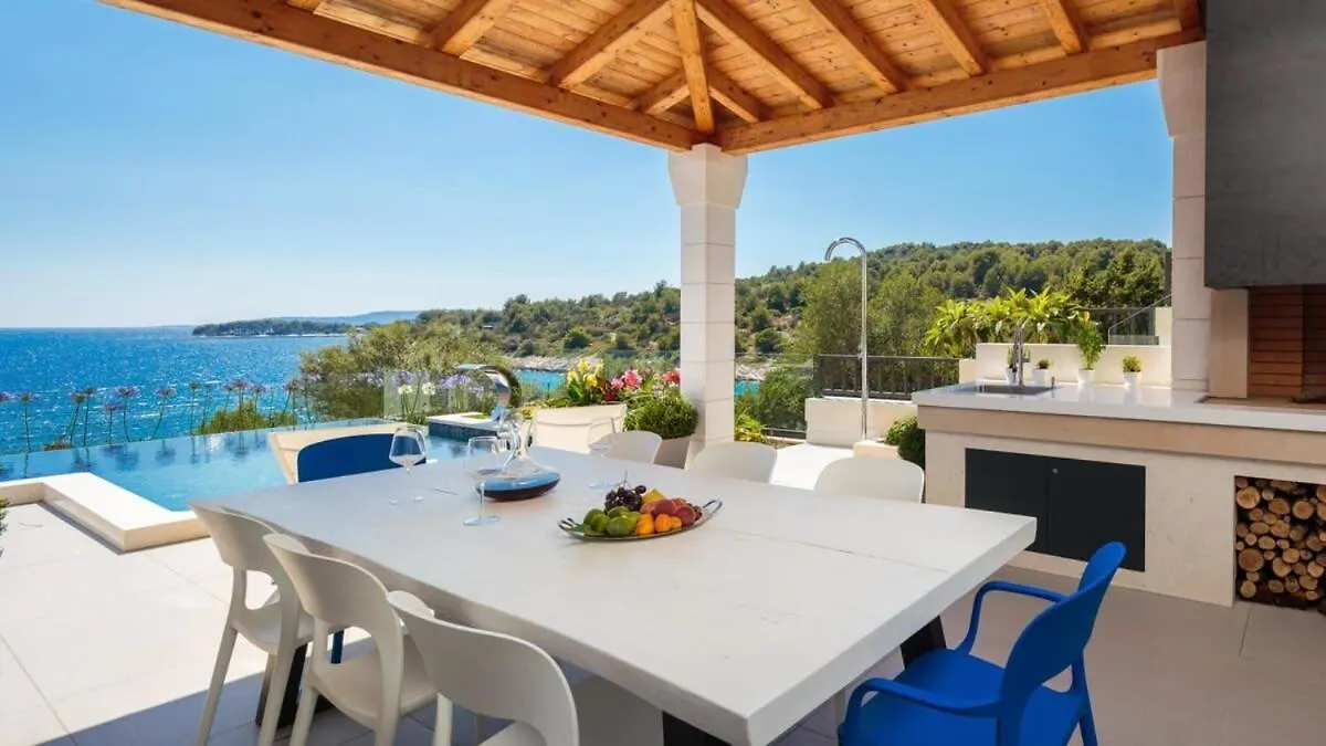 Magnificent Deluxe Villa With Jacuzzi And Steam Room Trogir