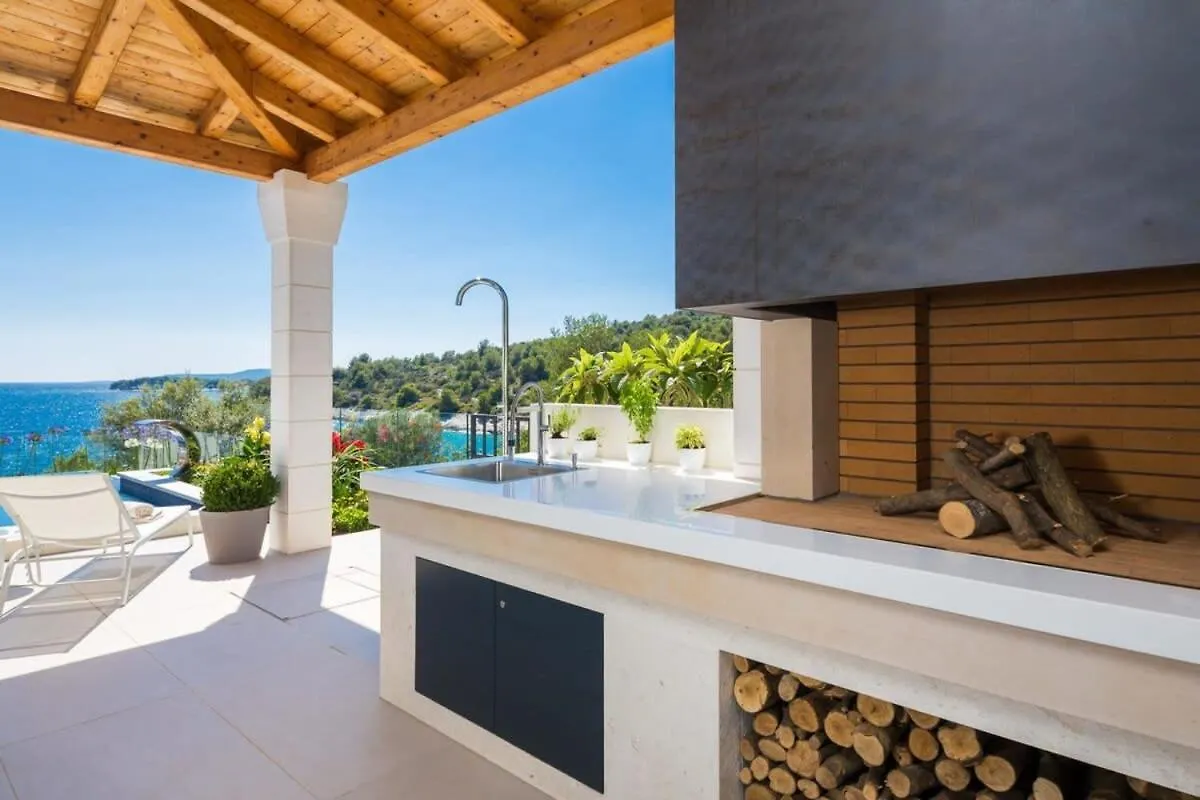 Magnificent Deluxe Villa With Jacuzzi And Steam Room Trogir