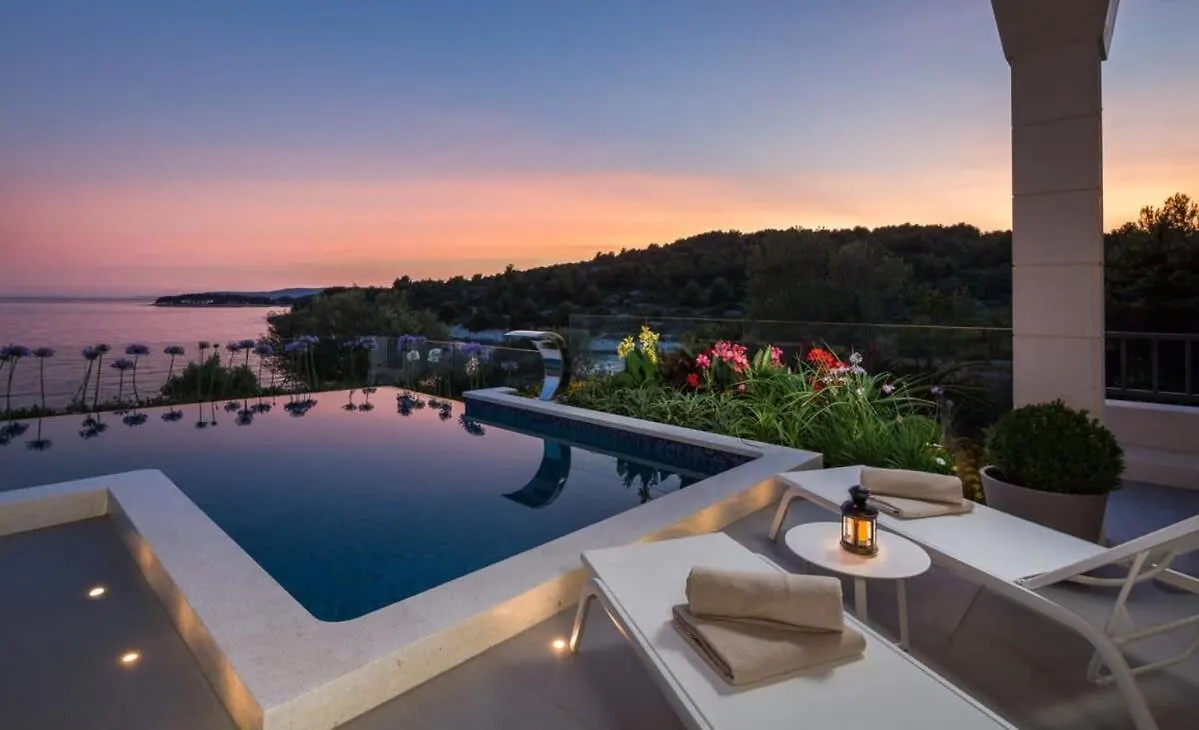 Magnificent Deluxe Villa With Jacuzzi And Steam Room Trogir