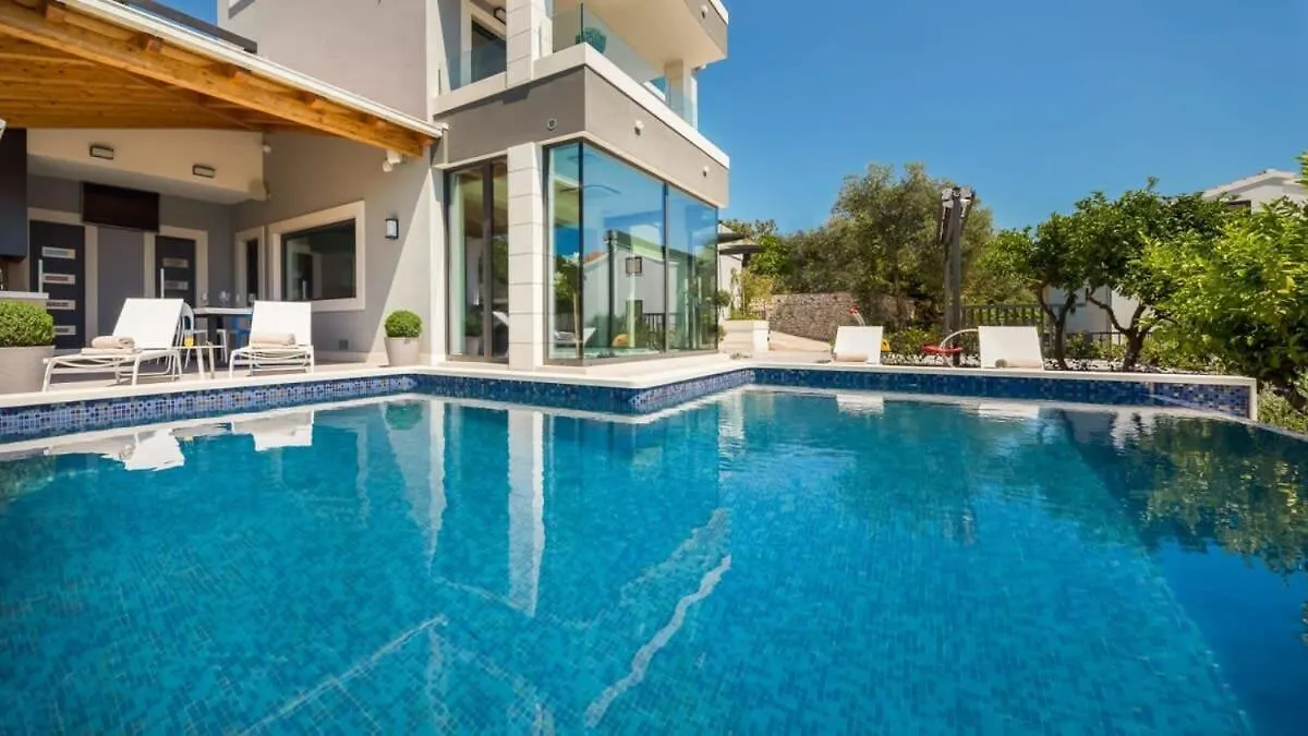 Magnificent Deluxe Villa With Jacuzzi And Steam Room Trogir 0*,